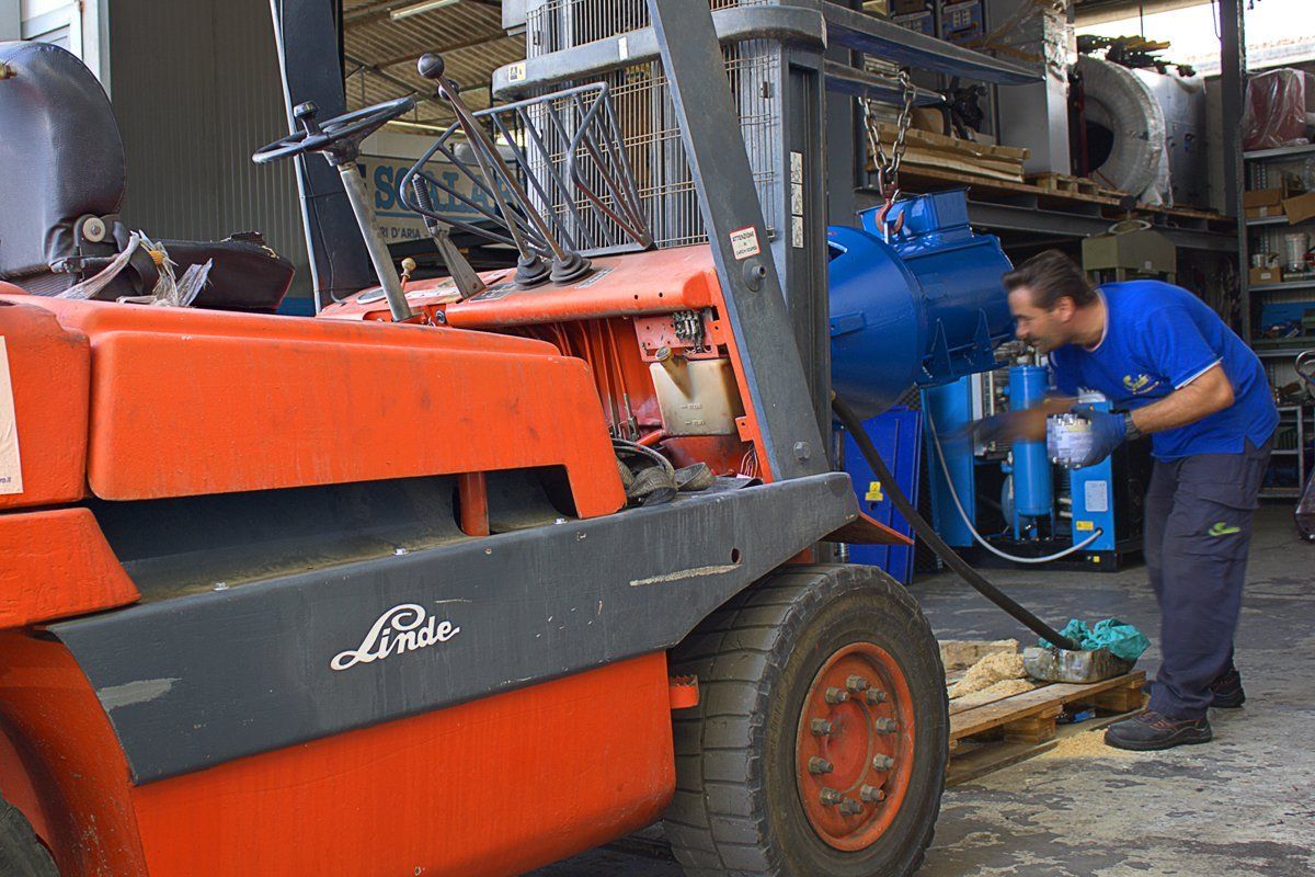 Sollevatore in un'officina meccanica