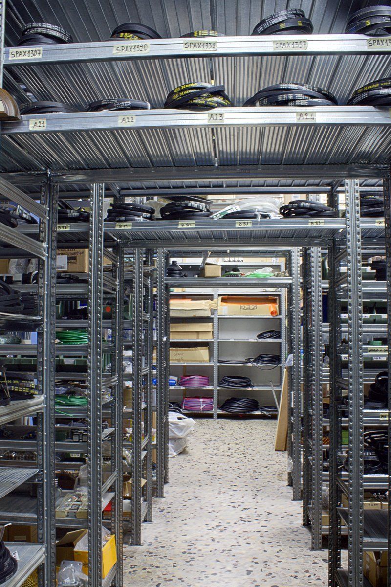 Magazzino di un'officina meccanica