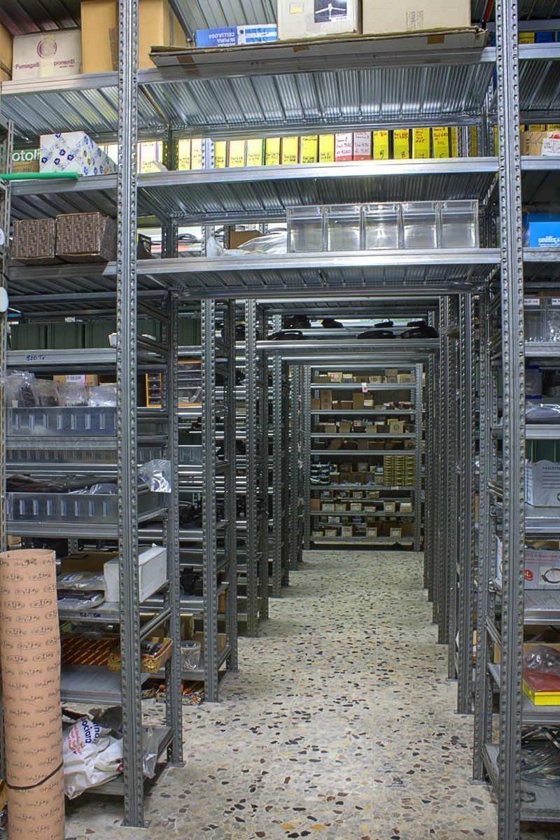 Scaffali in un'officina meccanica