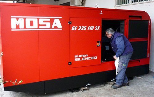 Operaio che ripara un depuratore