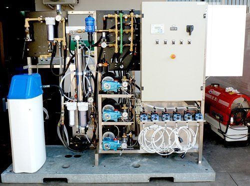 Compressori d'aria all'esterno di un'officina