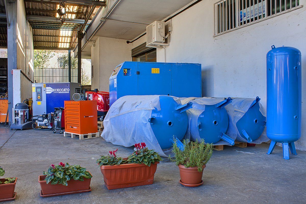 Taniche all'esterno di un'officina