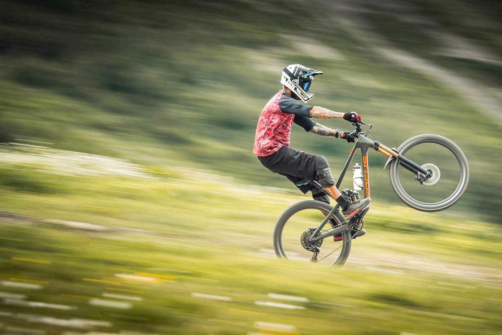 Ciclista sulla sua mountain bike