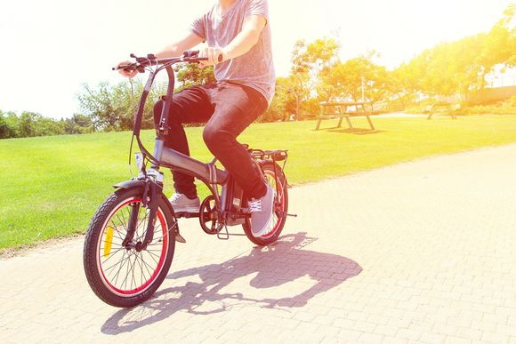 Ragazzo su e-bike