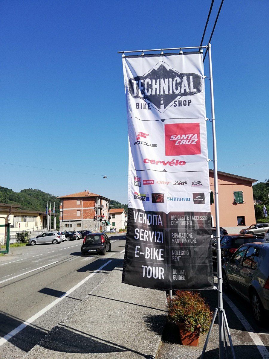 Insegna del negozio di biciclette con marchi