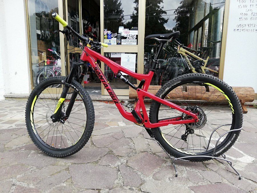 Bici elettrica rossa