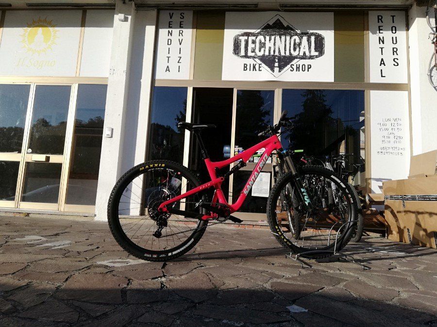 Bicicletta rossa all'esterno del negozio di bici