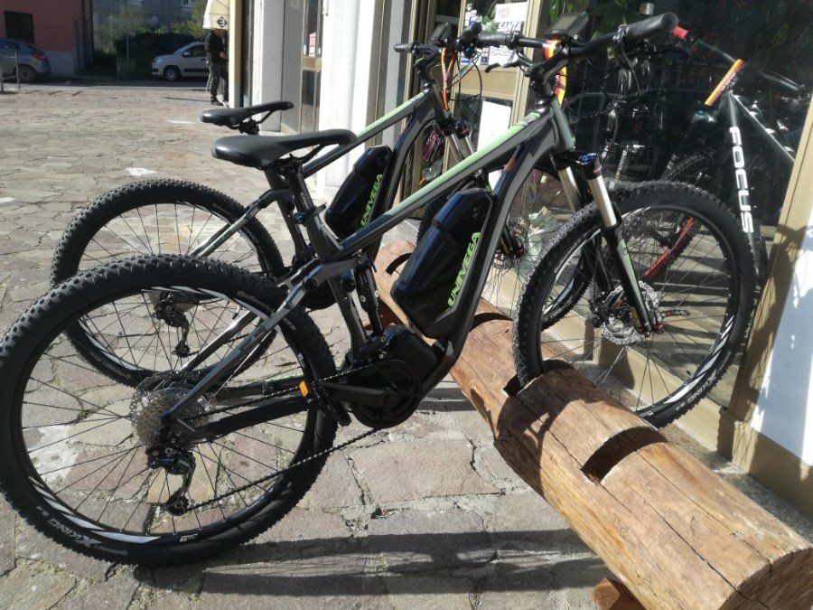 Ebike in esposizione nel negozio di bici