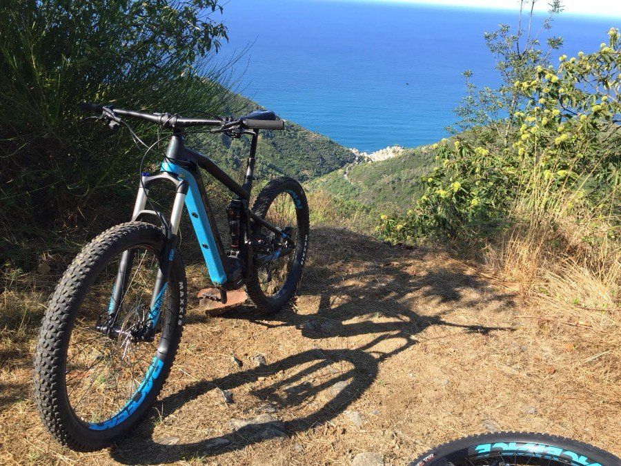 ebike con mare sullo sfondo