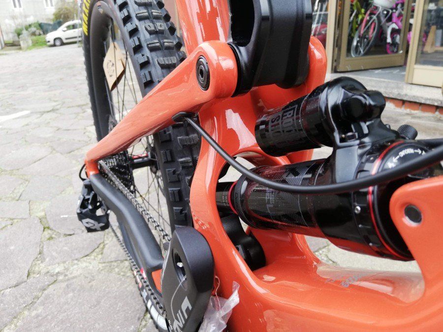 Dettagli cambio mountain bike rossa