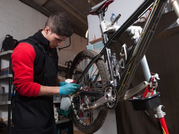 Addetto durante il cambio componente bicicletta