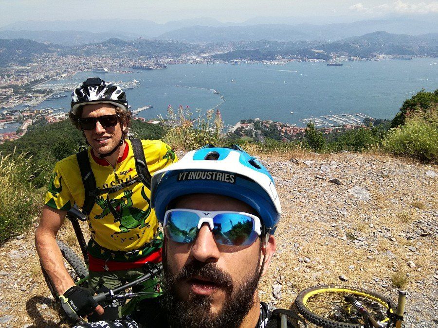 Due escursionisti in mountain bike sui sentieri della riviera