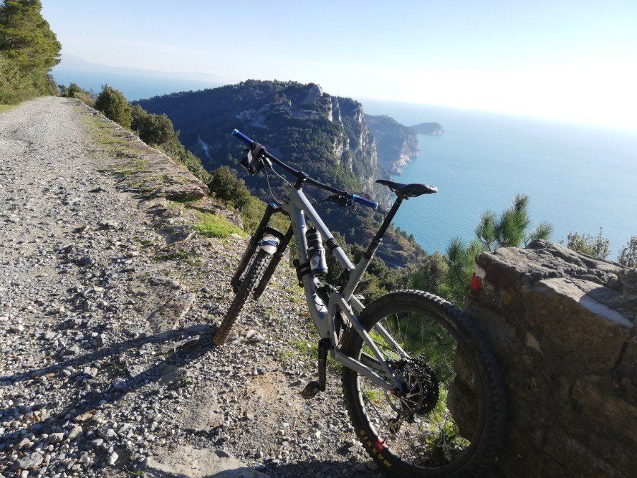 Bicicletta con panorama marino