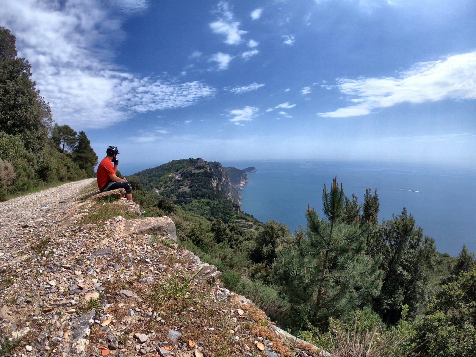 Escursionista sul bordo della roccia