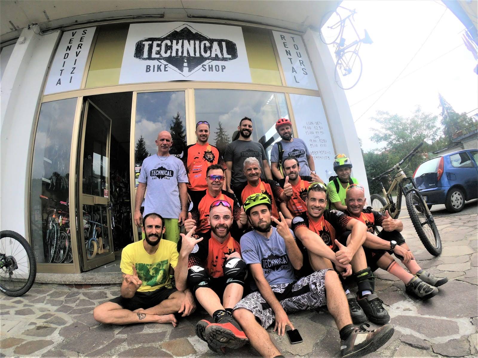Gruppo di escursionisti davanti al negozio di biciclette