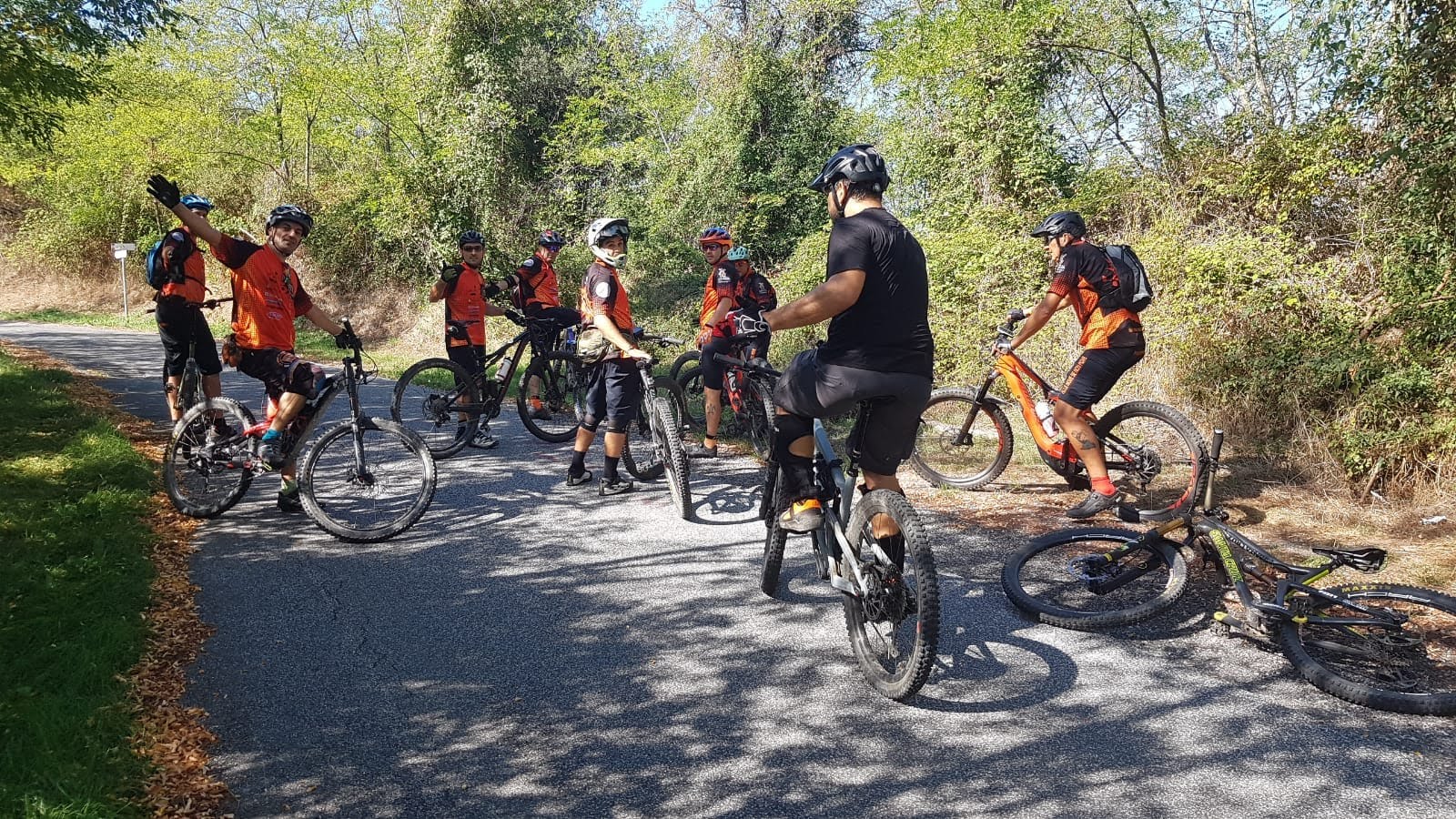 Gruppo di ciclisti in gita
