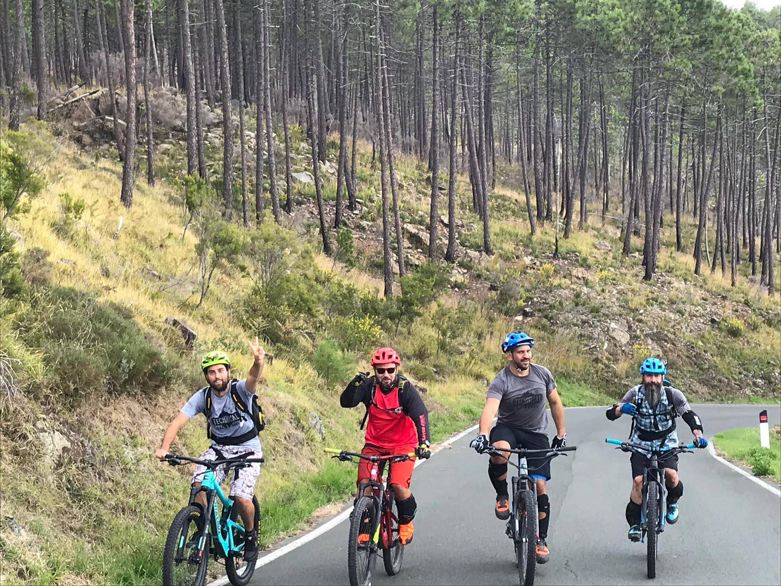 Quattro ciclisti durante tour guidato