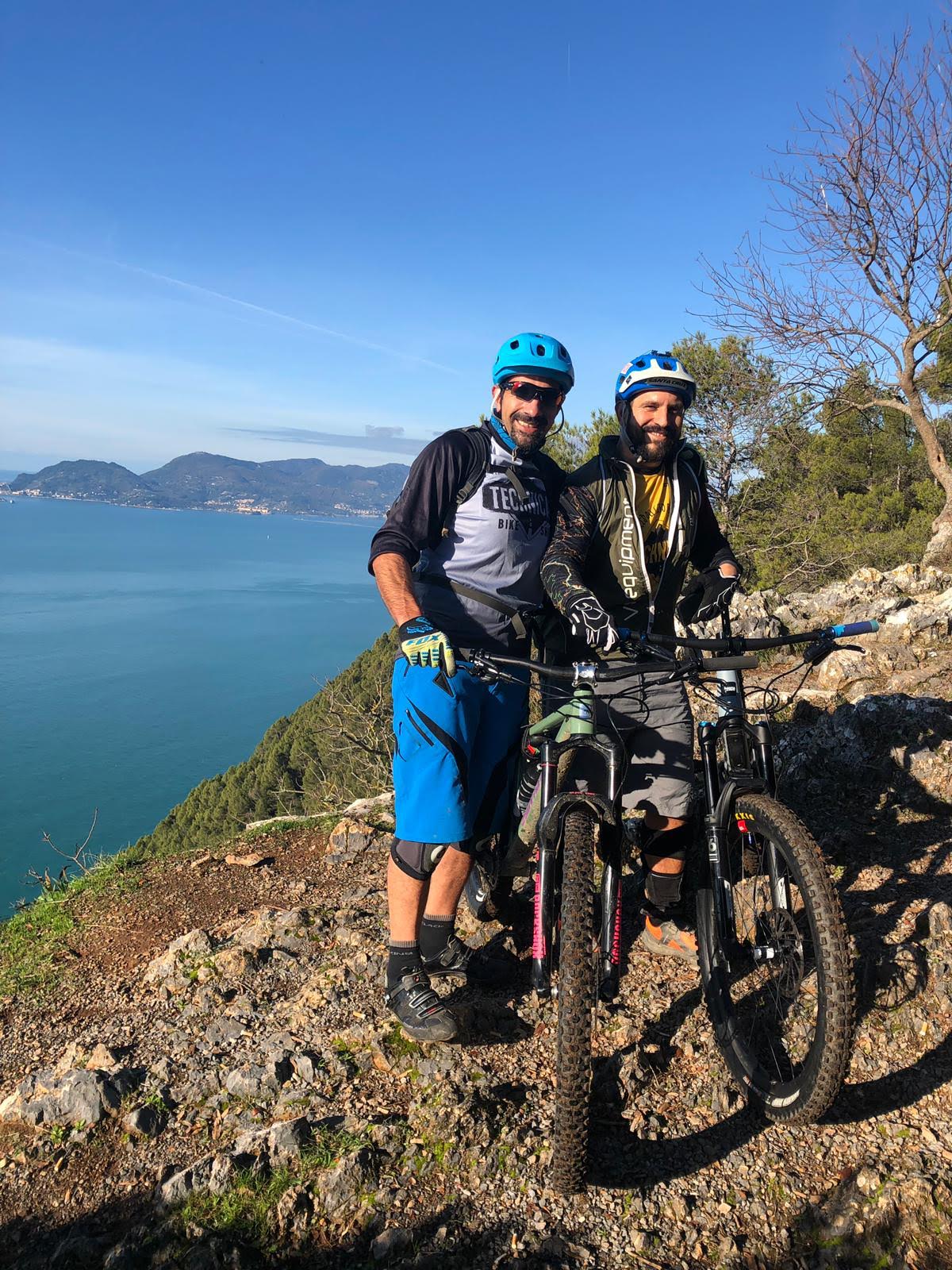 Ciclisti su pista di mountain bike