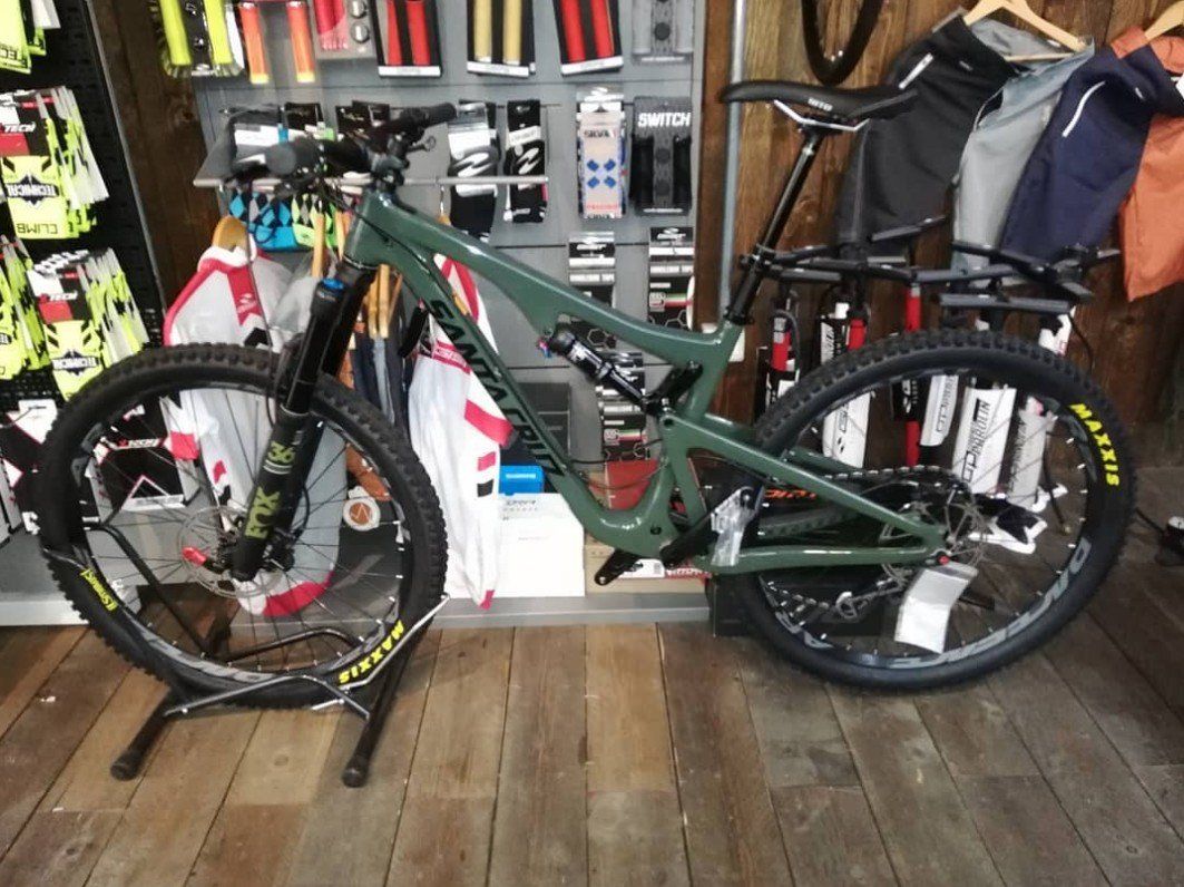 Il proprietario davanti al negozio di biciclette