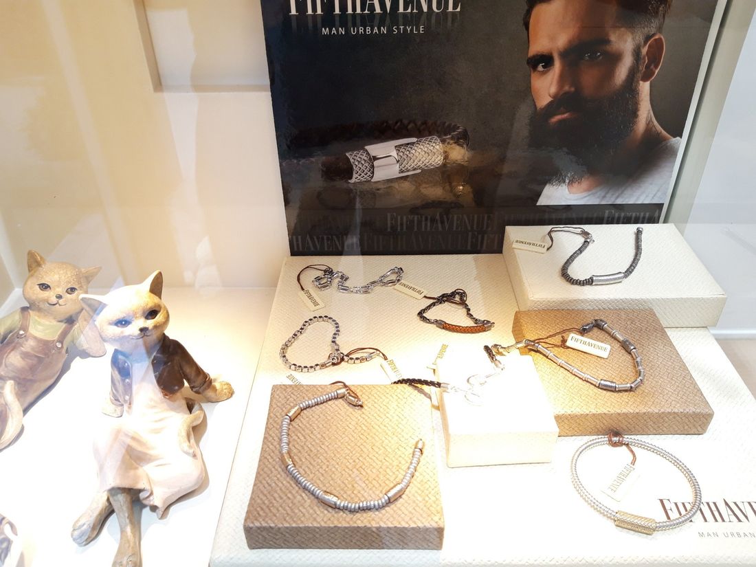 bracciale nero in pelle intrecciata con chiusura in acciaio