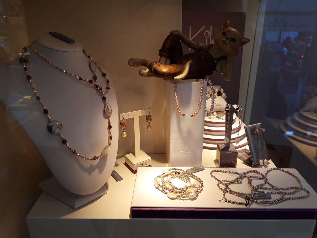 orecchini, anelli e collane in esposizione