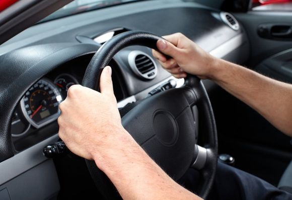 Mani sul volante