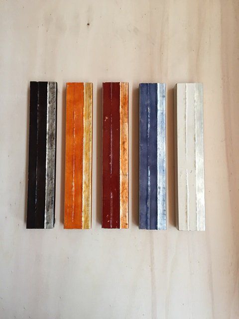 asta cornice nero arancio rosso blu bianco