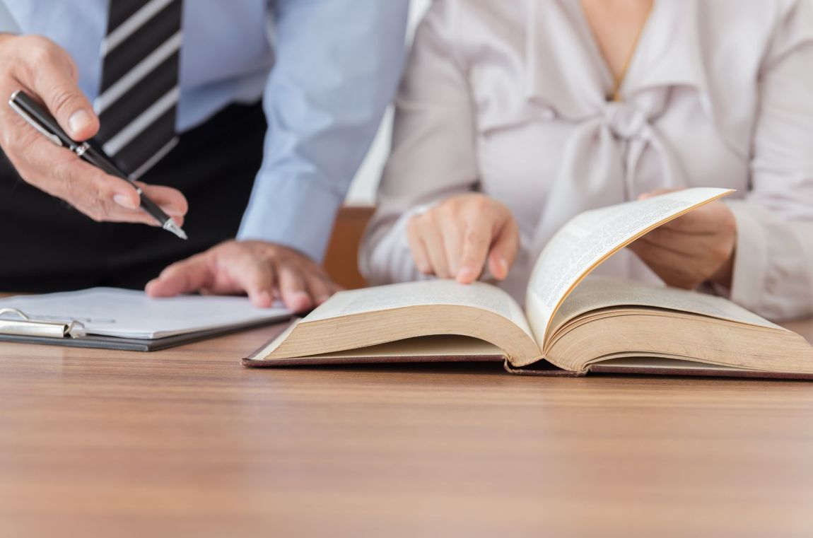 avvocato mentre consulta il manuale di diritto