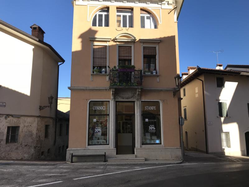 esterno del negozio di cornici