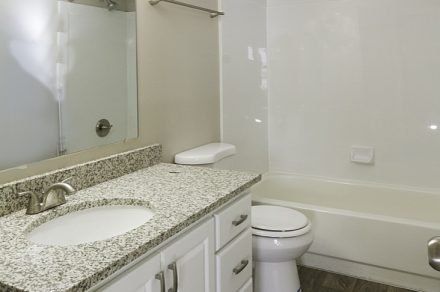 Vine Gate-Bathroom Full
