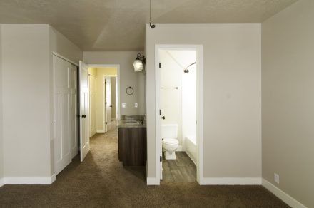 Vine Gate-Bedroom Bath