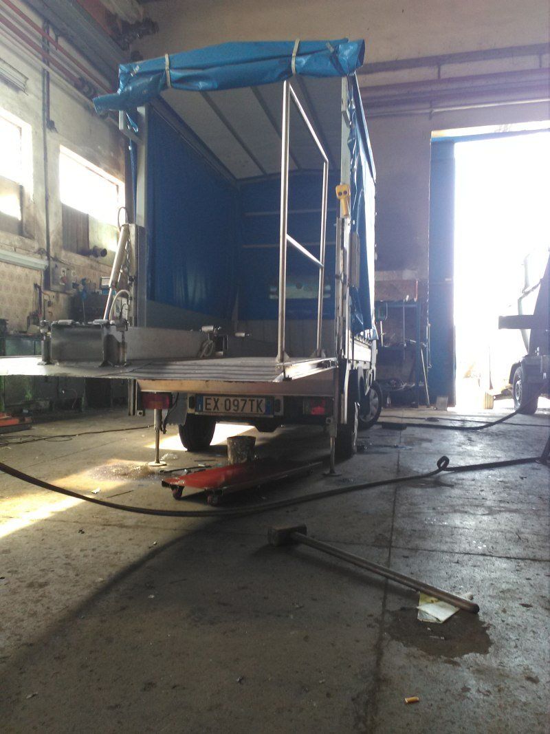 Allestimento di un automezzo con sponda elettrica