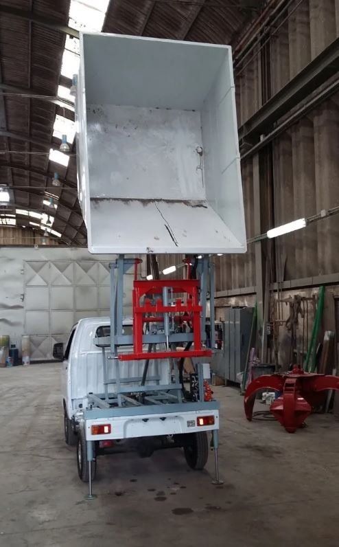 Allestimento di mezzo per servizi di nettezza urbana