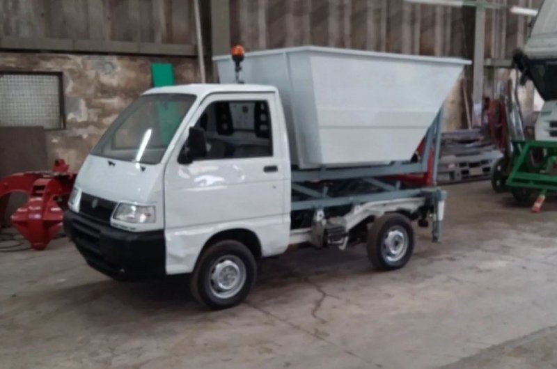 Piccolo camion per la raccolta di rifiuti