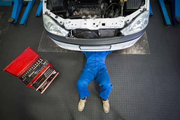 meccanico a lavoro