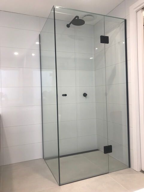 Frameless Hinged 09