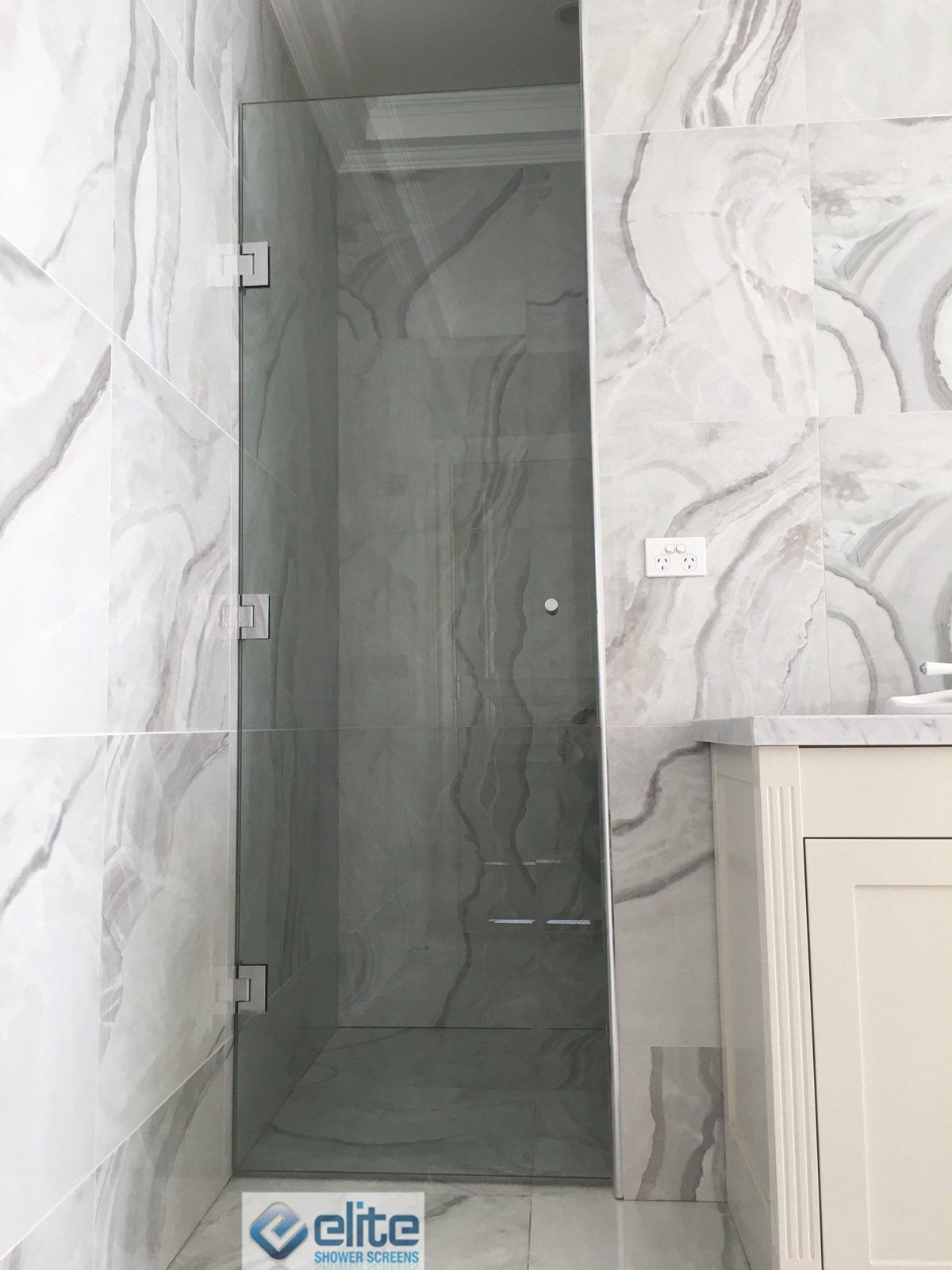 Frameless hinged showerscreens 5