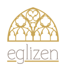 Gouden logo met een ontwerp van een gebogen glas-in-loodraam boven de tekst 