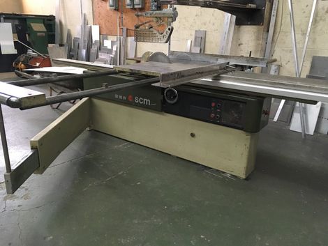 machine de coupe sur banc de scie