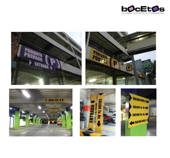 Collage de letreros y flechas de estacionamiento en color púrpura, amarillo y verde que guían a vehículos y peatones.