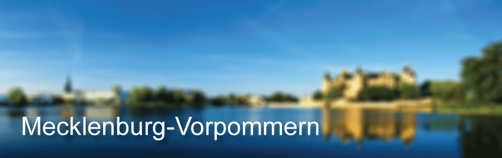 Ein verschwommenes Bild von einem See mit den Worten Mecklenburg-Vorpommern auf der Unterseite