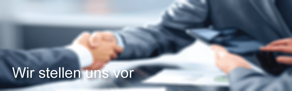 Zwei Männer schütteln sich die Hände vor einem Schild mit der Aufschrift „Wir stellen uns vor“