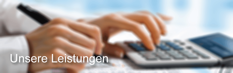 Eine Person tippt auf einem Taschenrechner mit den Worten „unsere Leistungen“ im Hintergrund