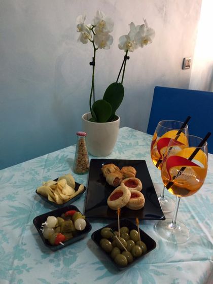 due bicchieri con dei piattini di stuzzichini