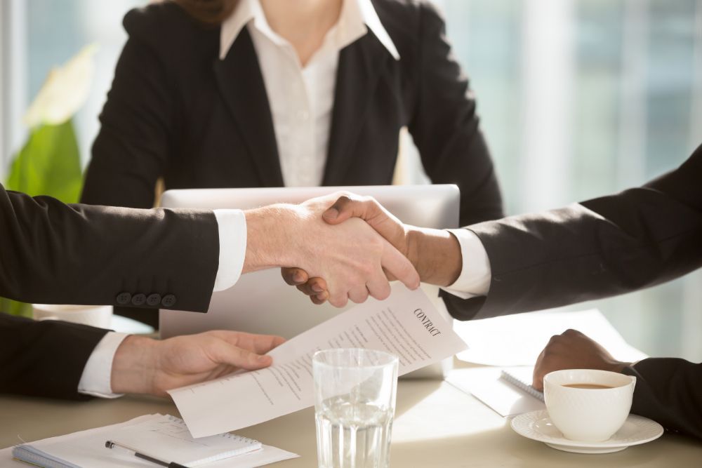 Notaio che assiste alla stipula di un contratto tra due parti