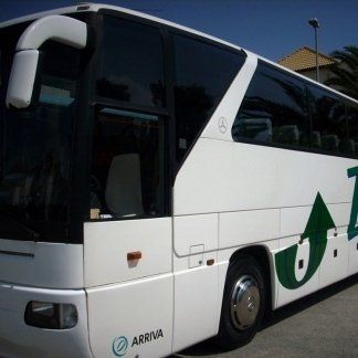 vista frontale pullman mercedes dell'agenzia