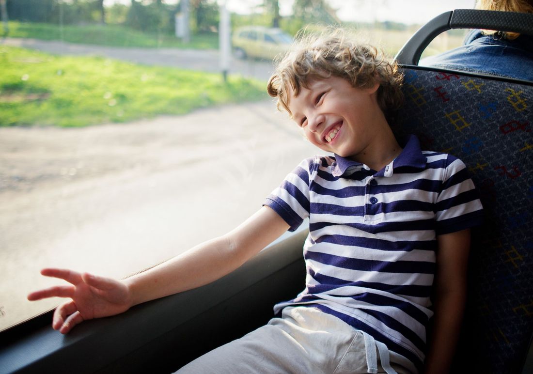 bambino felice a bordo del pullman