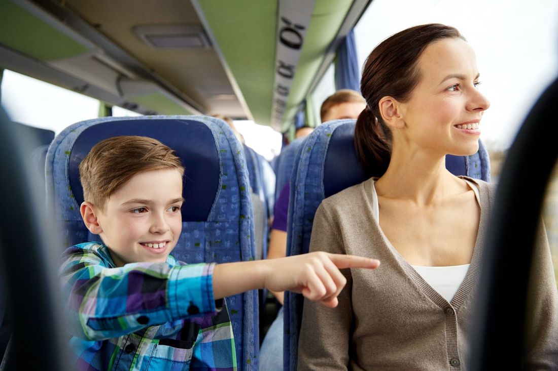 famiglia con bambini in viaggio
