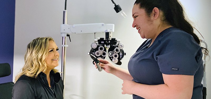 Patient and tech consult for ocuuloplastic surgery