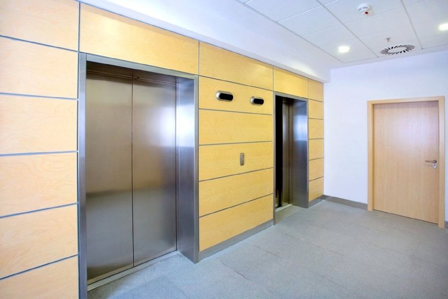 Ascensori con porte in metallo